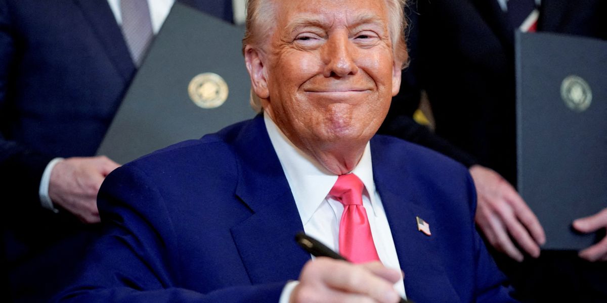 ‘Ultimate grifter’: How Trump could drop his tariffs and take credit for saving economy